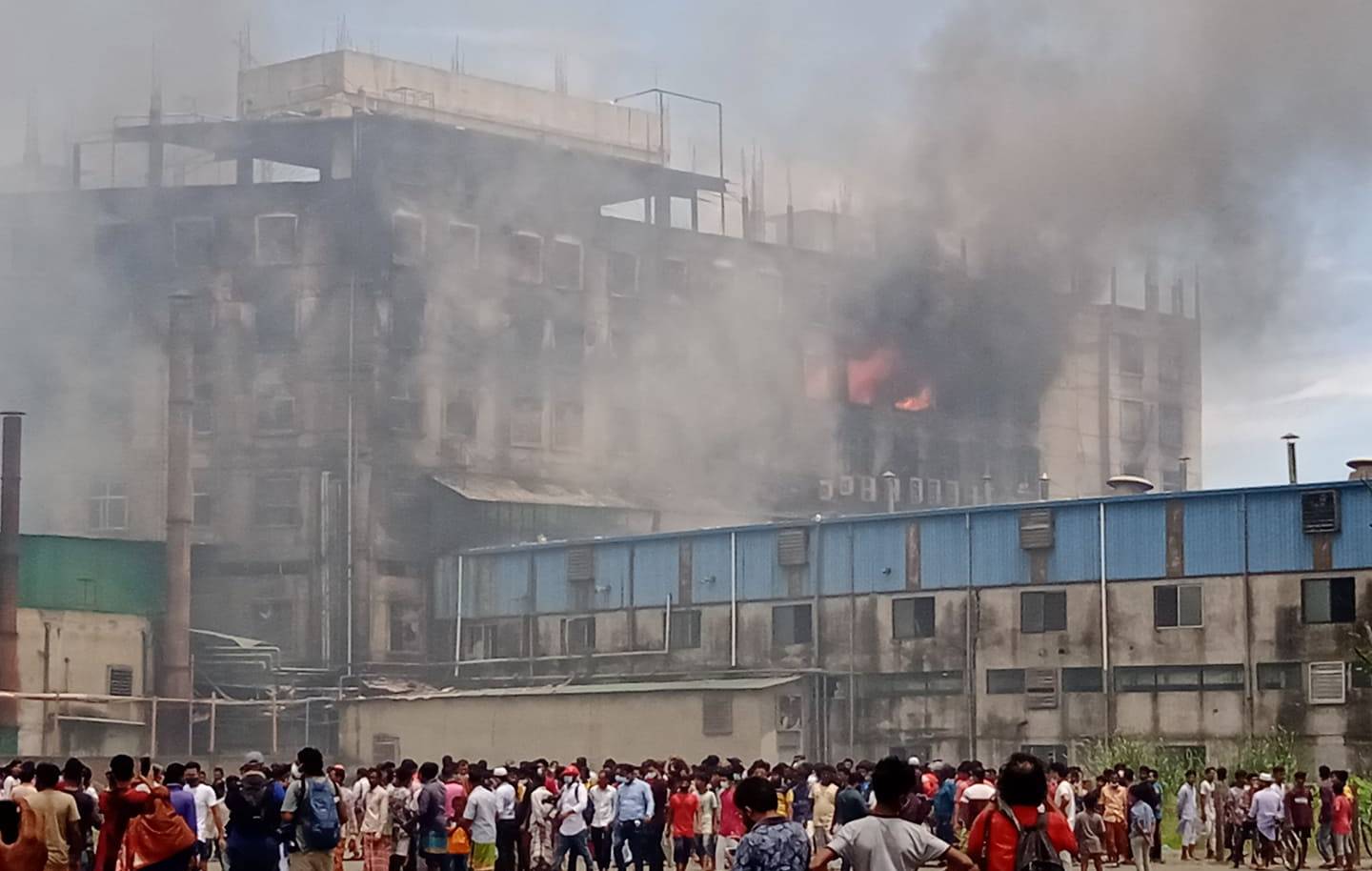 बांग्लादेश में एक फैक्ट्री में भीषण आग से 52 लोगों की मौत, 50 घायल, कई मजदूर इमारत से कूदे