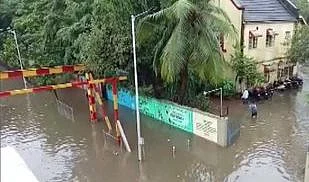 भारी बारिश से मुंबई बेहाल, सड़क और रेल यातायात प्रभावित, कई इलाके डूबे, लोग परेशान, देखें तस्वीरें