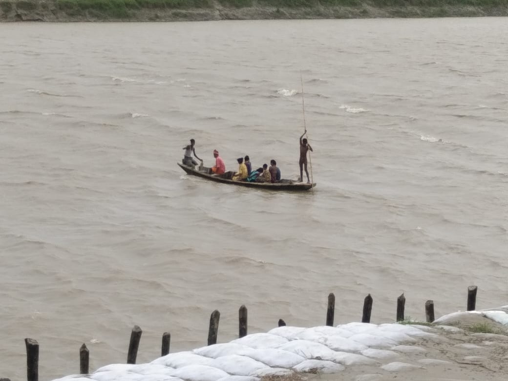 बिहार में बाढ़ ने बढ़ाई परेशानी, खतरे के निशान से ऊपर बह रही कई नदियां, उंचे स्थानों पर शरण लेने को मजबूर हैं लोग
