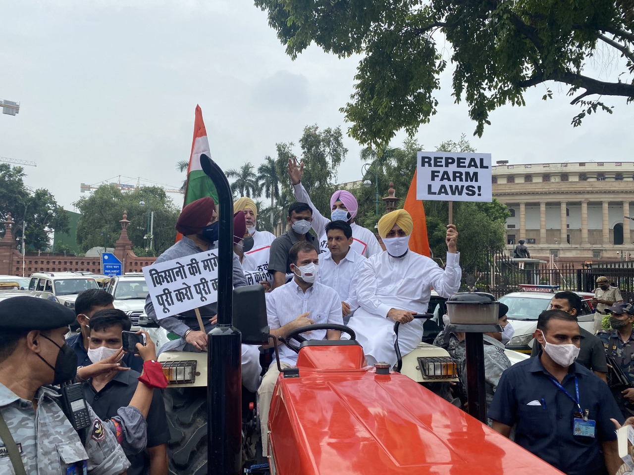 किसानों के समर्थन में ट्रैक्टर चलाकर संसद पहुंचे राहुल गांधी, कहा- अन्नदाता से उसका हक छीन रही मोदी सरकार