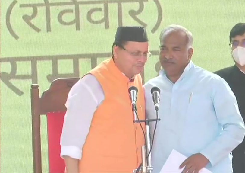 उत्तराखंड: 4 महीने में बीजेपी के तीसरे मुख्यमंत्री के तौर पर धामी ने ली शपथ, 11 मंत्री भी कैबिनेट में शामिल