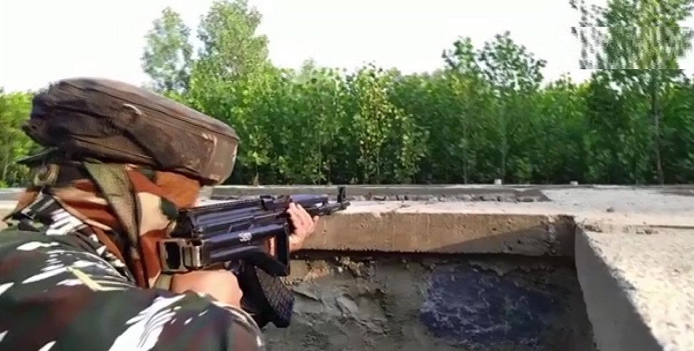 जम्मू-कश्मीर के कुलगाम में सुरक्षा बलों और आतंकियों के बीच मुठभेड़, 2 से 3 आतंकवादियों के छिपे होने की आशंका