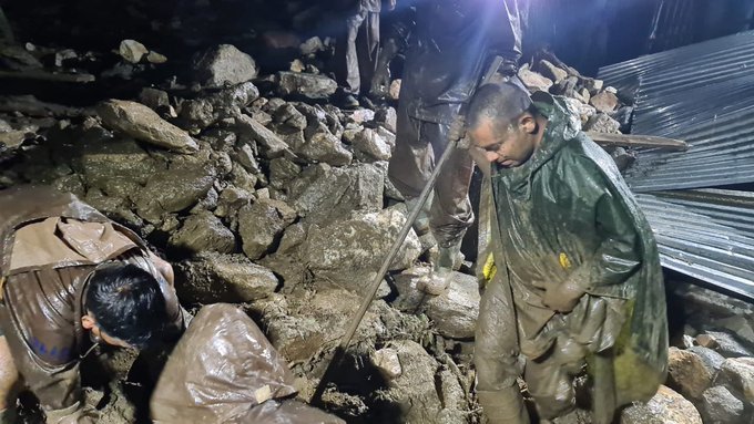 उत्तरकाशी में भारी बारिश के बाद फटा बादल, एक ही परिवार के 3 लोगों की मौत, गंगोत्री हाईवे बंद, अलर्ट जारी
