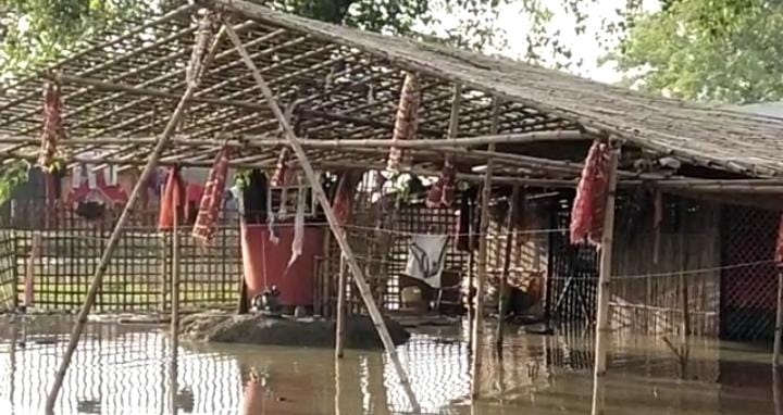 बिहार में बाढ़: मुजफ्फरपुर में पानी ने श्मशान घाटों पर भी बढ़ाई लोगों की मुश्किलें, सुकून से अंतिम संस्कार भी नहीं