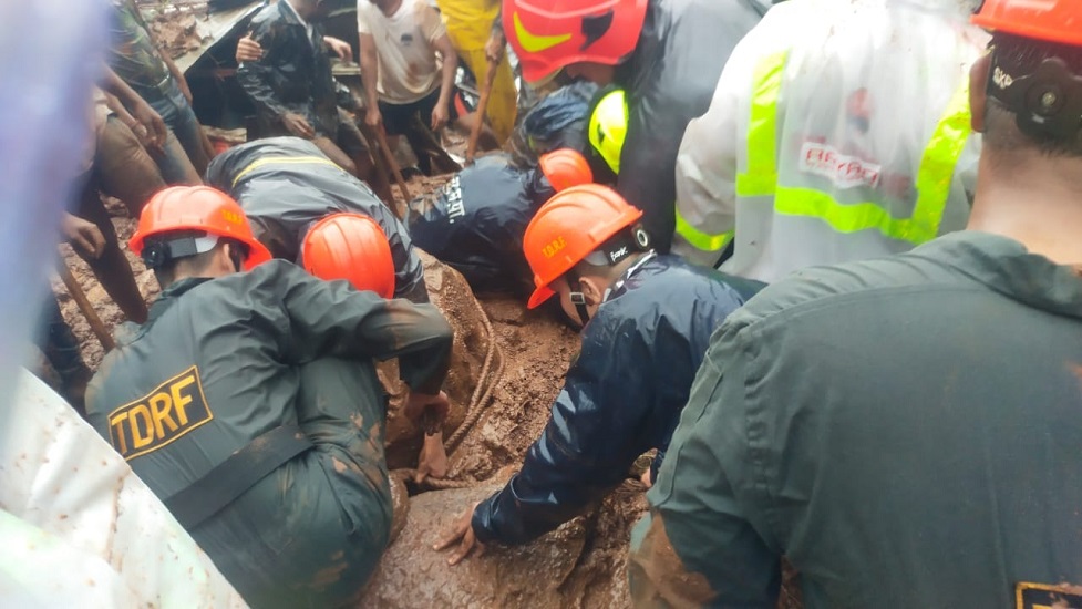 महाराष्ट्र के ठाणे में भूस्खलन से एक ही परिवार के 5 लोगों की मौत, मलबे से 3 लोगों को बचाया गया