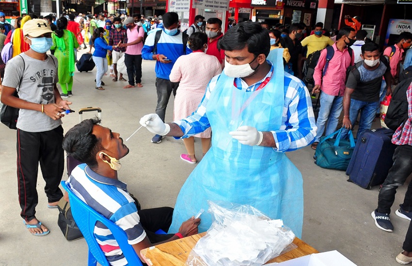 कर्नाटक में बढ़ते कोरोना केस ने बढ़ाई चिंता, केरल, महाराष्ट्र से आने वालों के लिए RT-PCR रिपोर्ट अनिवार्य