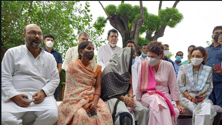 यूपी के लखीमपुर पहुंचीं प्रियंका गांधी, पंचायत चुनाव में जिस महिला से हुई थी बदसलूकी उनसे की मुलाकात, छलका दर्द