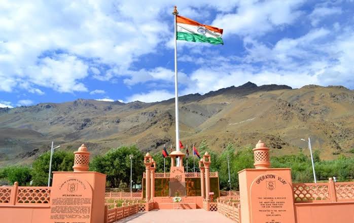 करगिल विजय दिवस: पीएम मोदी ने शहीदों को किया नमन, राहुल गांधी ने कहा- सर्वोच्च बलिदान को हमेशा करेंगे याद