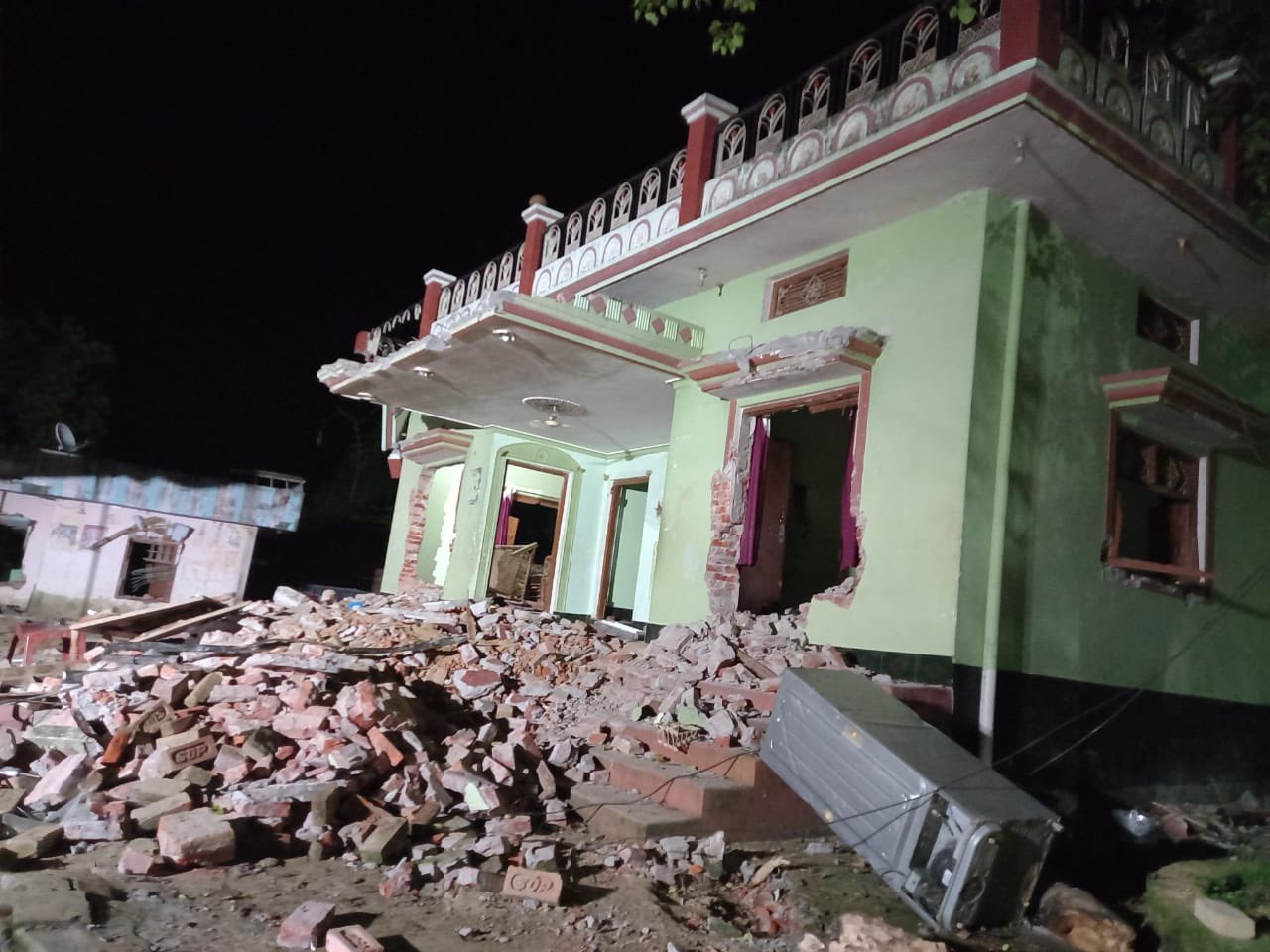 उत्तर प्रदेश में पुलिस की बर्बरता: दलितों के मकानों को बुलडोज़र से ढहाया, कांग्रेस ने की न्यायिक जांच की मांग