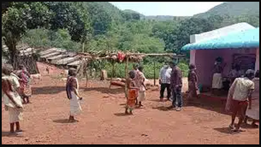 ओडिशा के आदिवासी बहुल विलुप्त गांवों में टीके का विरोध, टीम को देखते ही जंगलों में भाग रहे ग्रामीण