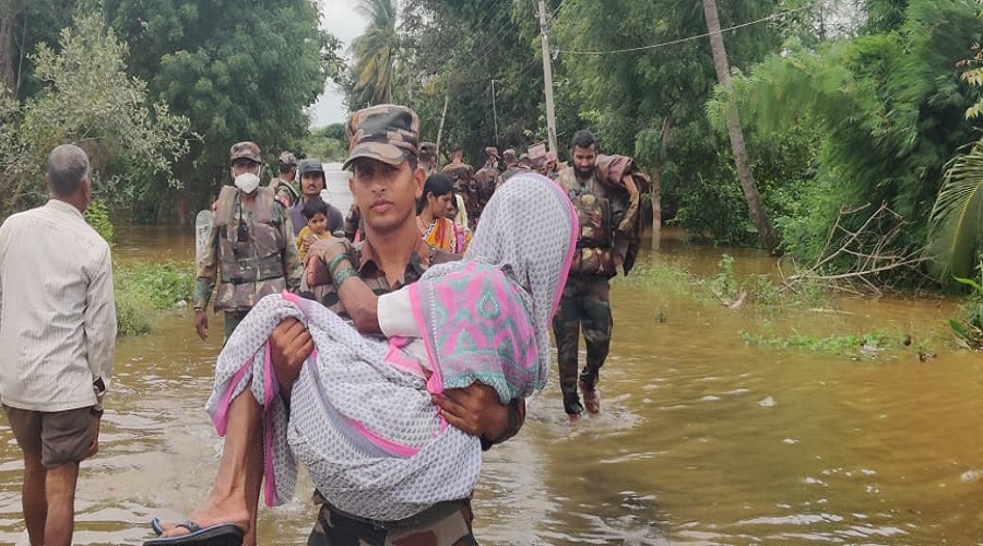 मध्य प्रदेश में बाढ़ से हालात बेहद खराब, बचाव अभियान में जुटी सेना, सैकड़ों लोगों को बचाया गया
