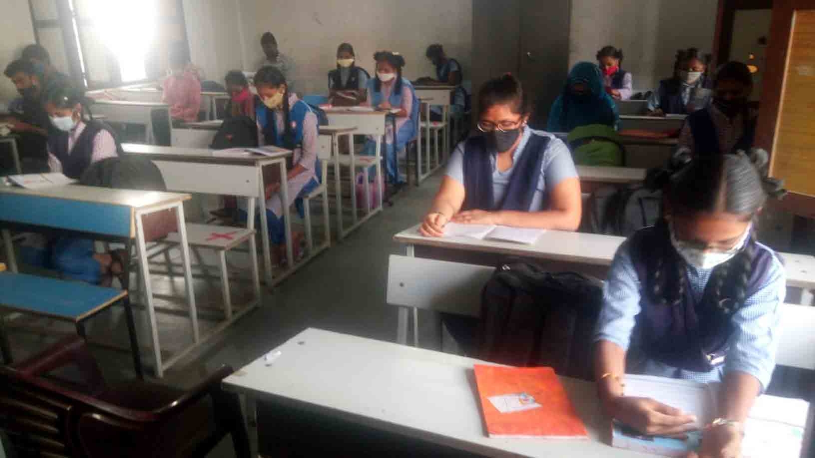 कोरोना के खतरे को देखते हुए महाराष्ट्र सरकार का बड़ा फैसला, राज्य में 17 अगस्त से नहीं खुलेंगे स्कूल