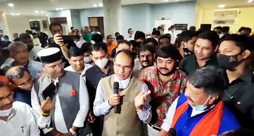 शिवराज-कैलाश ने गाया फिल्म 'शोले' का ये गाना, लोग बोले- जुबां पे दोस्ती के गीत और दिल में....