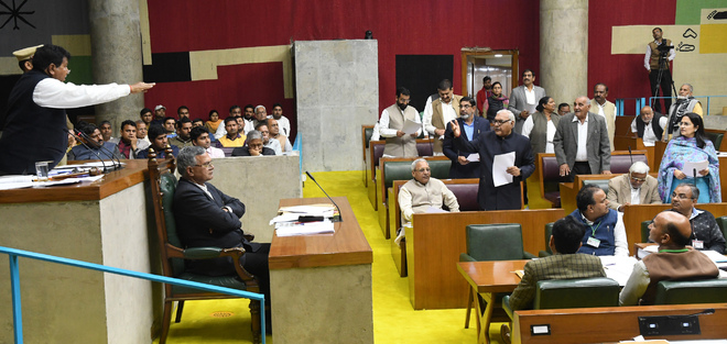 कोरोना पर बुरी फंसी खट्टर सरकार, ऑक्सीजन की कमी से मौत के मामलों की जांच कराने को हुई तैयार, किसानों के मुद्दे पर वॉकआउट