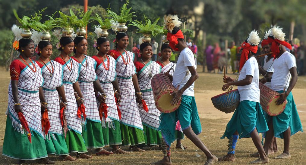 विश्व आदिवासी दिवसः समुदाय की विशिष्टता छीनने की कोशिश जारी, देश के भीतर ही की जा रही है शरणार्थियों सी स्थिति
