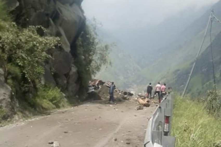 हिमाचल प्रदेश में दर्दनाक हादसा, हाईवे पर पहाड़ी से गिरी चट्टानें, मलबे की चपेट में बस, कई लोगों के दबे होने खबर