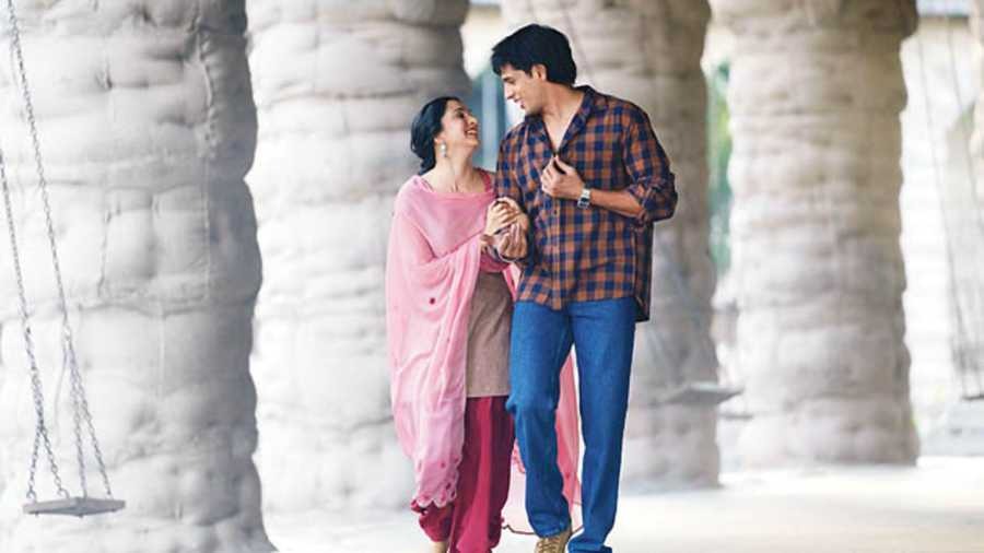 सिनेजीवन: 'शेरशाह' में कियारा के अभिनय के कायल हुए दर्शक और अनिल कपूर की बेटी रिया आज करेंगी बॉयफ्रेंड से शादी!