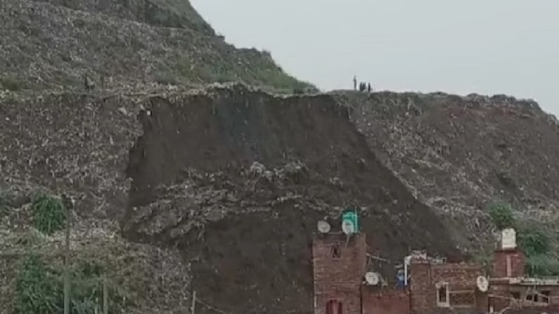 दिल्ली में बड़ा हादसा! भलस्वा डंपिंग साइट का एक बड़ा हिस्सा टूटा, मलबे की चपेट में आए कई घर