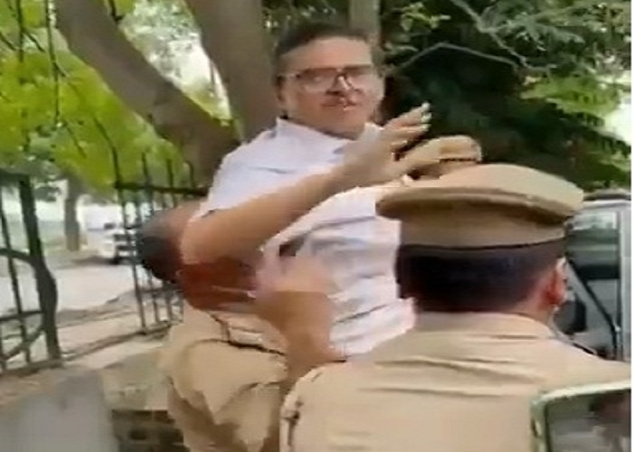 यूपी पुलिस ने पूर्व आईपीएस अमिताभ ठाकुर को किया गिरफ्तार, रेप के आरोपी सांसद को बचाने की साजिश रचने का आरोप