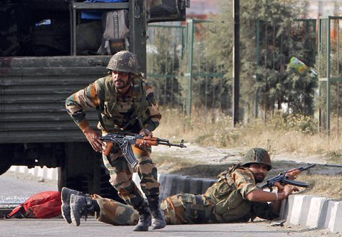 जम्मू-कश्मीर के कुलगाम में घिरे दो आतंकियों से मुठभेड़ जारी, दो जवान और दो नागरिक घायल