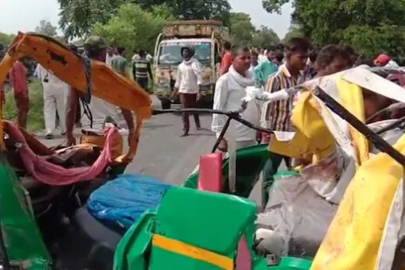 उत्तर प्रदेश के बदायूं में भीषण सड़क हादसे में 6 की मौत, ओवरटेक के चक्कर में ट्रक ने टेम्पो में मारी टक्कर