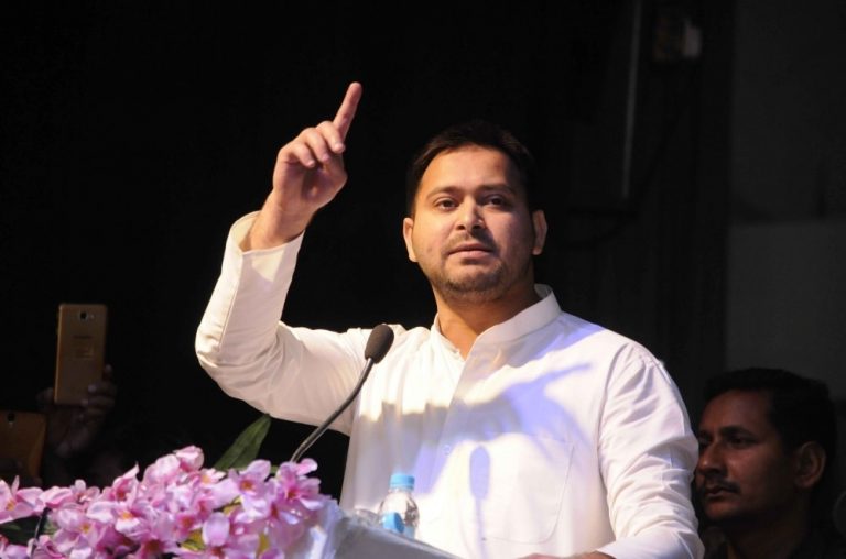 तेजस्वी ने इशारों-इशारों में तेजप्रताप को दे दी नसीहत, RJD में मचे घमासान के बीच दिल्ली रवाना