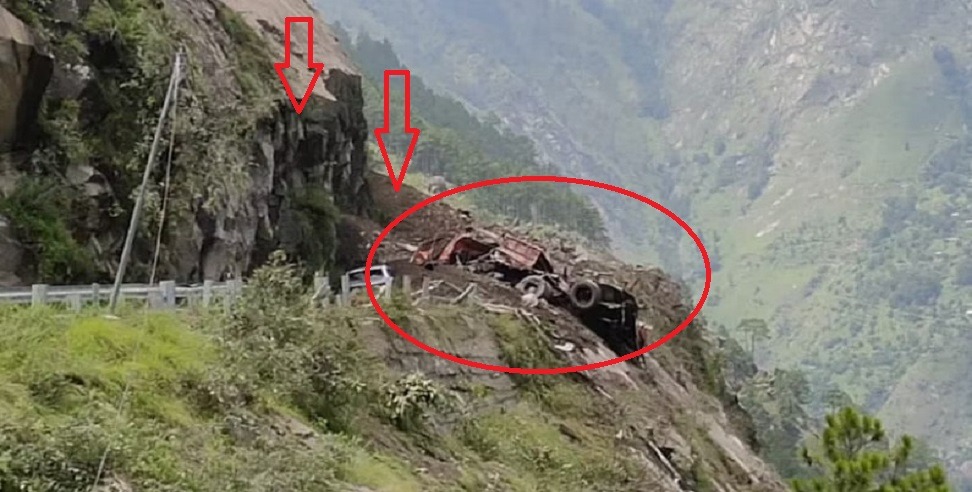 वीडियो: हिमाचल में लैंडस्लाइड के बाद मलबे में दबीं रोडवेज बस समेत कई गाड़ियां, 40 लोग लापता!