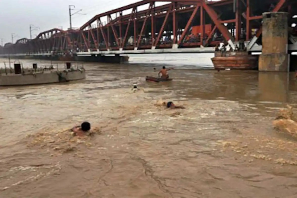 यूपी में खतरे के निशान से ऊपर बह रही प्रमुख नदियां, बाढ़ की चपेट में 24 जिले, 605 गांव