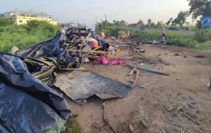 गुजरात में सड़क किनारे झोपड़ियों में सो रहे लोगों को ट्रक ने रौंदा, 8 की मौके पर ही मौत, 4 से ज्यादा लोग घायल