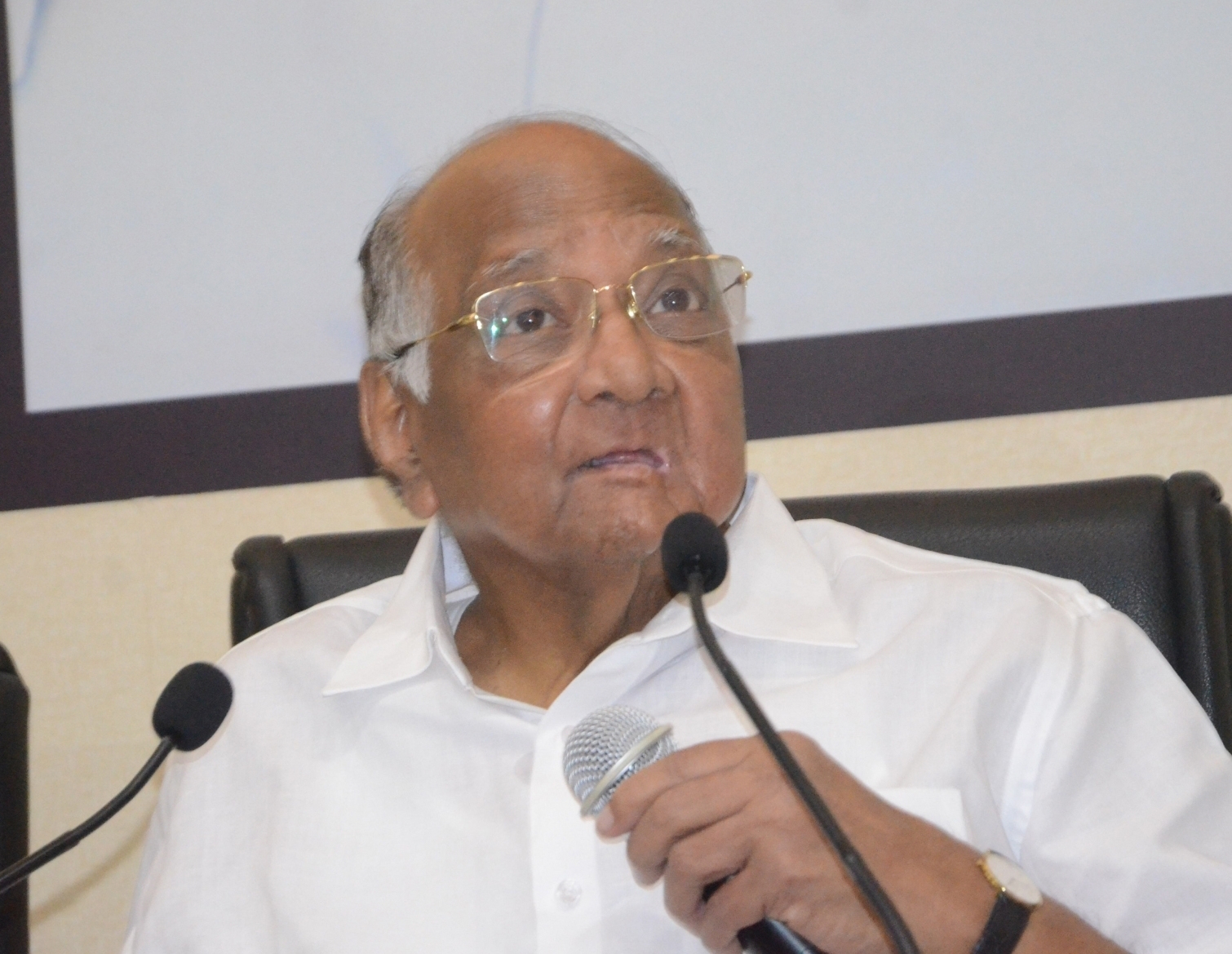 जब एक शख्स ने NCP प्रमुख शरद पवार की आवाज में फोन कर ट्रांसफर के लिए कहा- सामने आया सच तो मच गया हड़कंप!