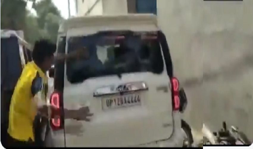 किसानों की राजधानी सिसौली में बीजेपी विधायक की कार पर हमला, नाराज लोगों ने कालिख फेंकी, शीशे तोड़े