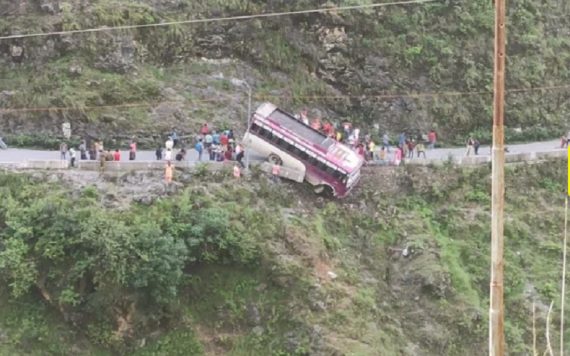 हिमाचल में हादसे के बाद हवा में लटकी बस, ड्राइवर ने जान पर खेलकर बचा ली 30 लोगों की जान