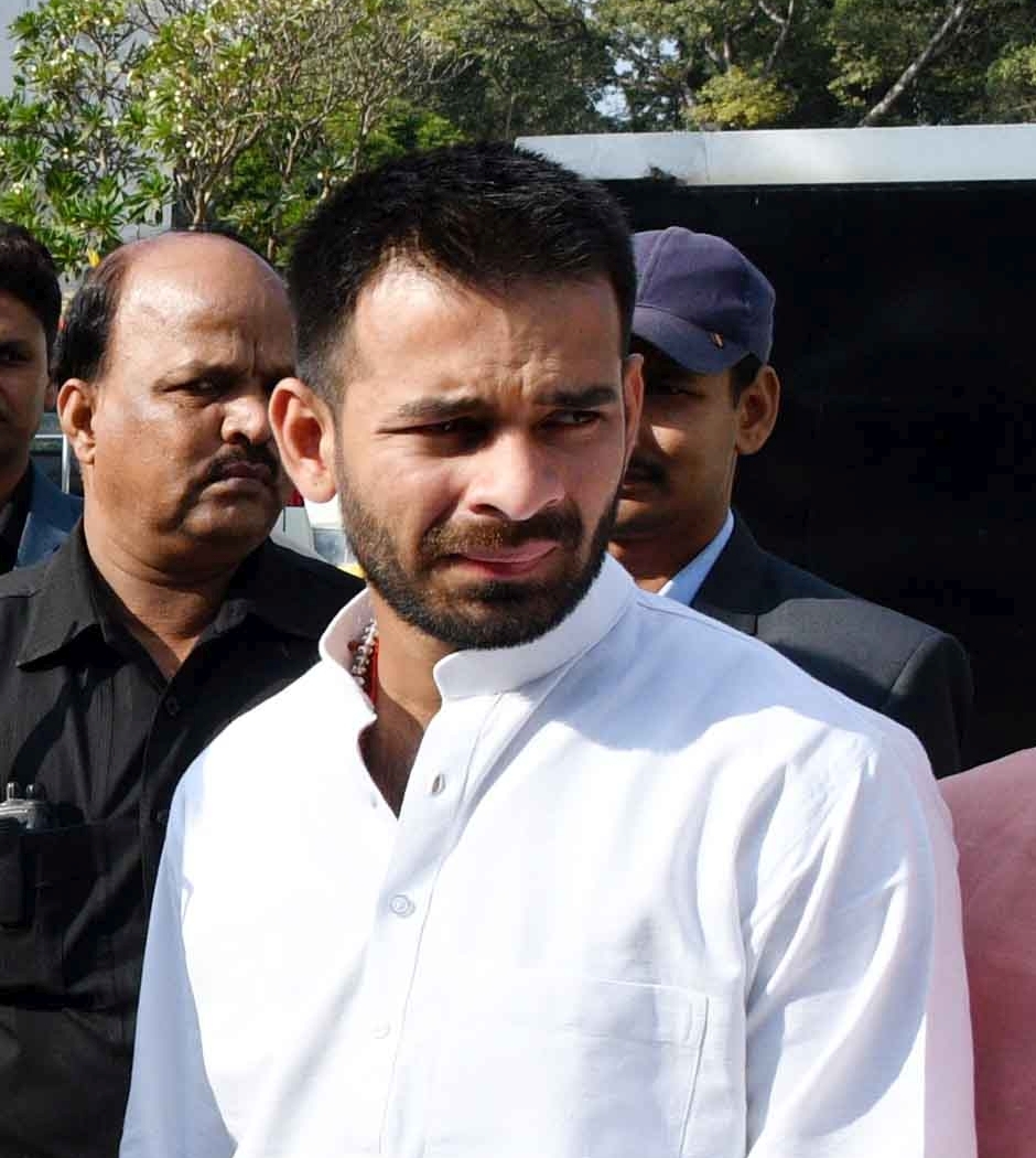 बिहार: राबड़ी आवास से तमतमाए निकले तेजप्रताप, कहा- भाई से बात नहीं करने दी गई, किया ये बड़ा ऐलान