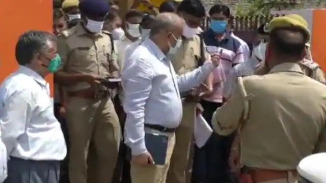 अब आगरा में जहरीली शराब ने लील ली 10 लोगों की जान, कई अधिकारियों पर भी गिरी गाज, हुए निलंबित