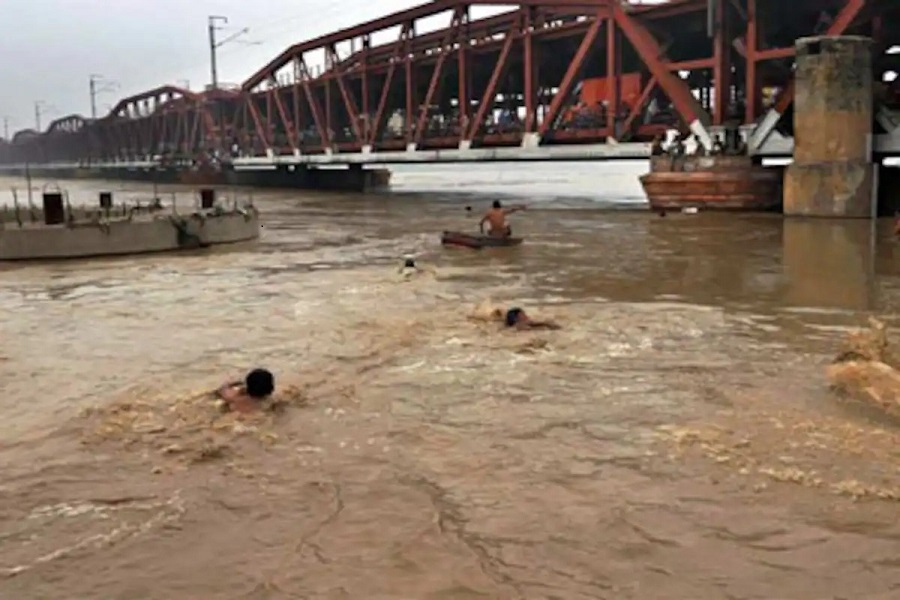 यूपी के प्रयागराज में भयंकर बाढ़ का खतरा, गंगा-यमुना खतरे के निशान के पार, प्रभावितों को निकालने का काम शुरू