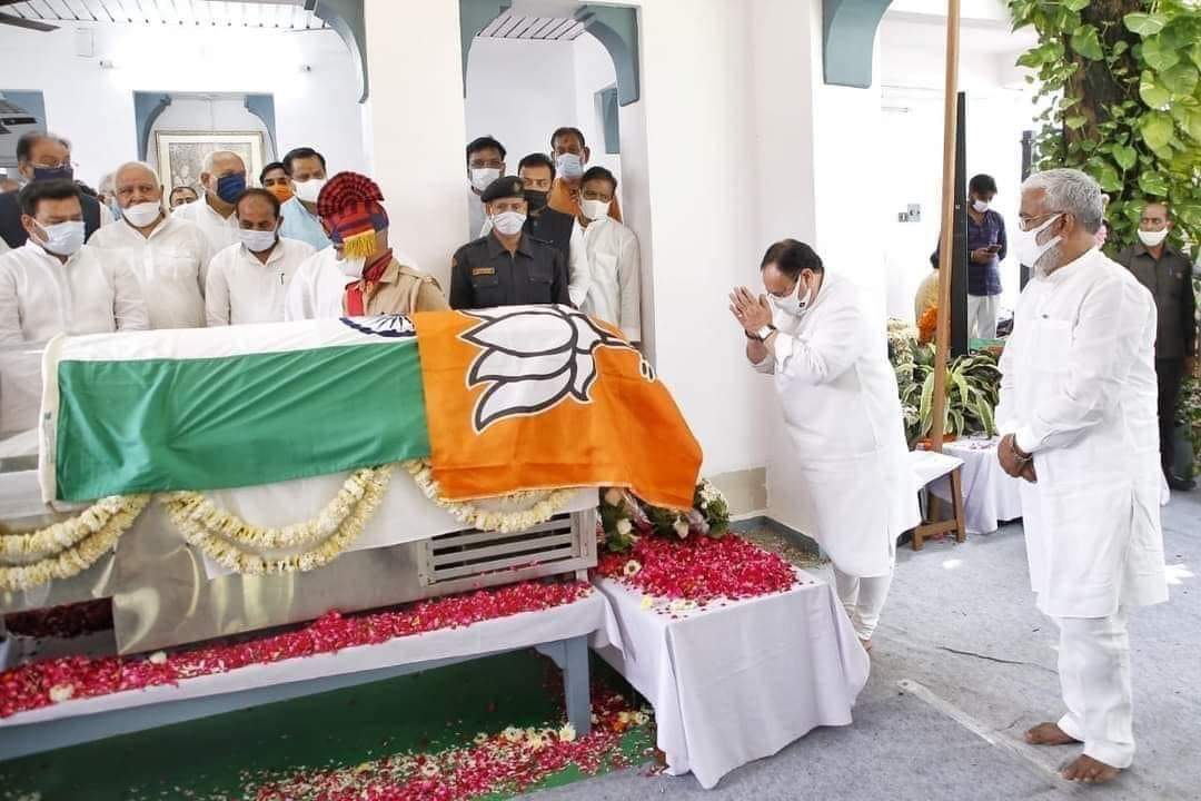 कल्याण सिंह के पार्थिव शरीर पर राष्ट्रीय ध्वज के ऊपर बीजेपी का झंडा लगाए जाने पर विवाद, 'क्या देश से ऊपर पार्टी?'
