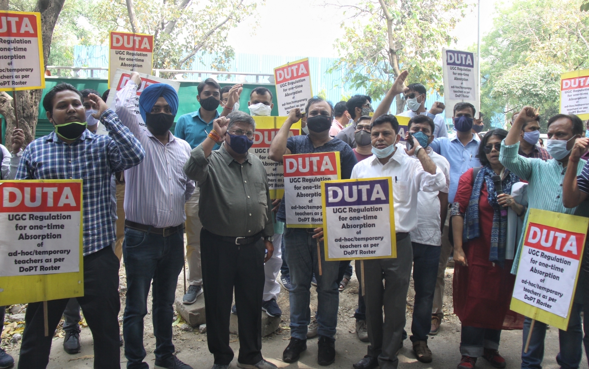 दिल्ली के 63 कॉलेजों में नहीं लगी ऑनलाइन क्लास, वेतन न मिलने से शिक्षकों के सामने आर्थिक संकट, हुए नाराज
