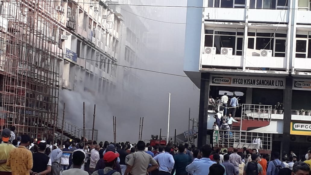 दिल्ली: नेहरू प्लेस में एक शो रूम में लगी भयानक आग! फायर ब्रिगेड की 6 गाड़ियां मौके पर, राहत-बचाव का कार्य जारी