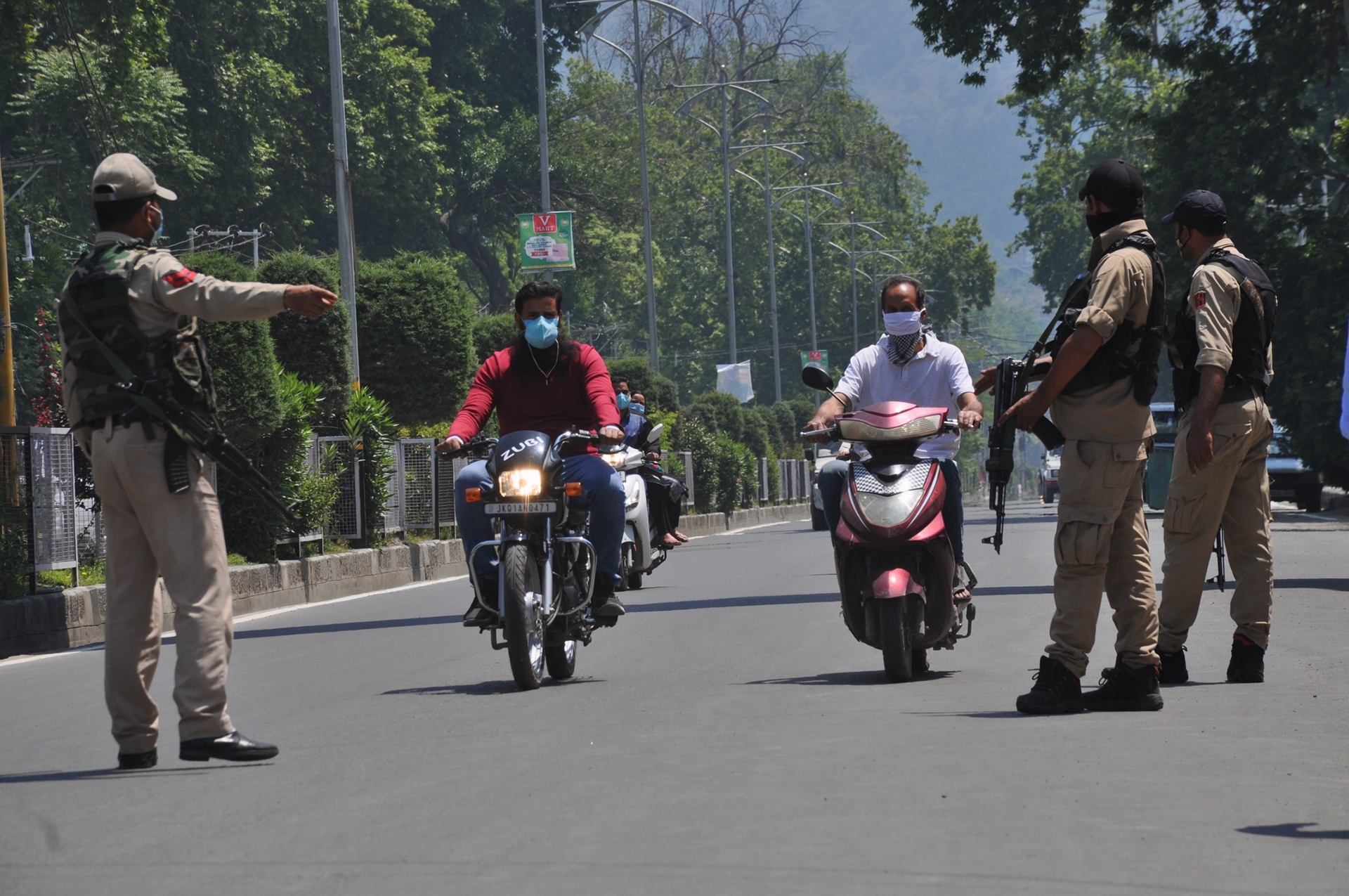 J&K: स्वतंत्रता दिवस को देखते हुए सुरक्षा के कड़े इंतजाम, मुख्य स्थलों को सुरक्षाबलों ने अपने कब्जे में लिया