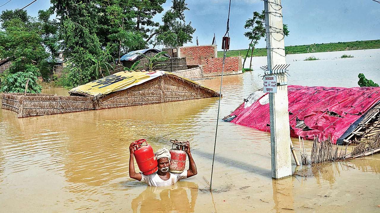 बिहार के कई जिलों में विकट बनी बाढ़ की स्थिति, खतरे के निशान से ऊपर बह रही गंगा-पुनपुन नदी, गांवों में घुसा पानी