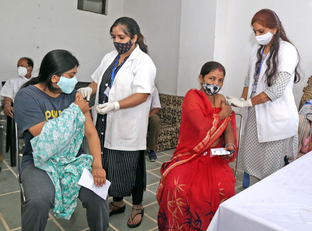कोरोना की लहरों ने बदल दिया वैक्सीनेशन को लेकर लोगों का नजरिया, लेकिन पर्याप्त संख्या में मिले तो वैक्सीन