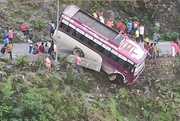 हिमाचल में हादसे के बाद हवा में लटकी बस, ड्राइवर ने जान पर खेलकर बचा ली 30 लोगों की जान