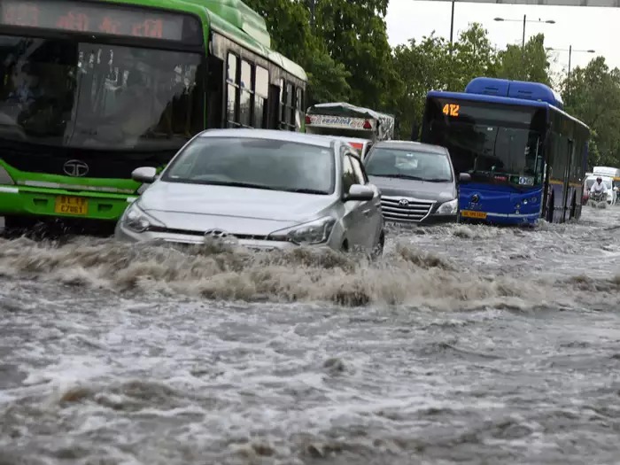 दिल्ली-NCR में आफत की बारिश! मूसलाधार बरसात से कई सड़कें बनी 'तालाब', ट्रैफिक ने रुलाया