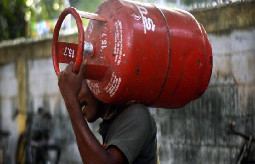 आम जनता पर महंगाई की मार जारी, LPG सिलेंडर आज से हुआ और महंगा, 15 दिन के अंदर दूसरी बार बढ़ोतरी