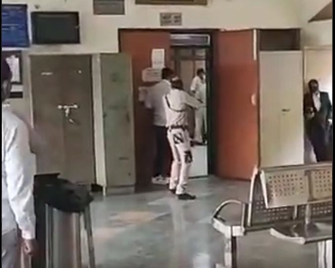 दिल्ली कोर्ट में शूटआउट से नाराज वकील करेंगे हड़ताल, कांग्रेस ने कहा- अपराधियों की राजधानी बनी देश की राजधानी