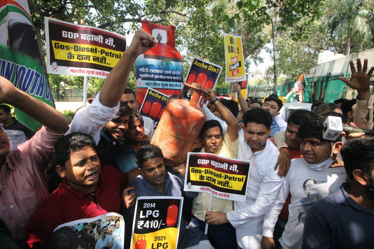 महंगाई के खिलाफ सड़क पर उतरे कांग्रेस के कार्यकर्ता, पेट्रोलियम मंत्रालय के बाहर विरोध प्रदर्शन