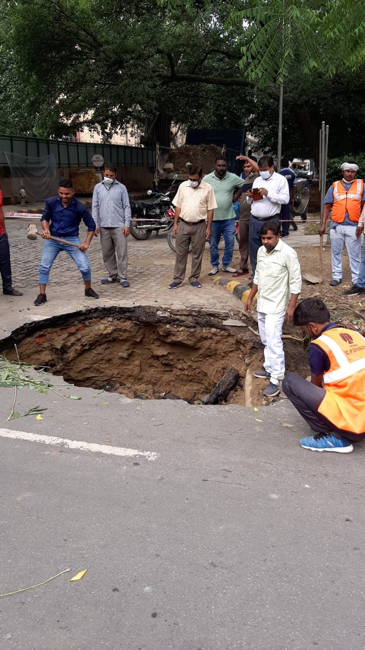 संभल कर चलना कहीं सड़क न धंस जाए! दिल्ली में आए दिन धंस रही सड़कें, गाड़ियां लेकर निकलना खतरे से खाली तो नहीं