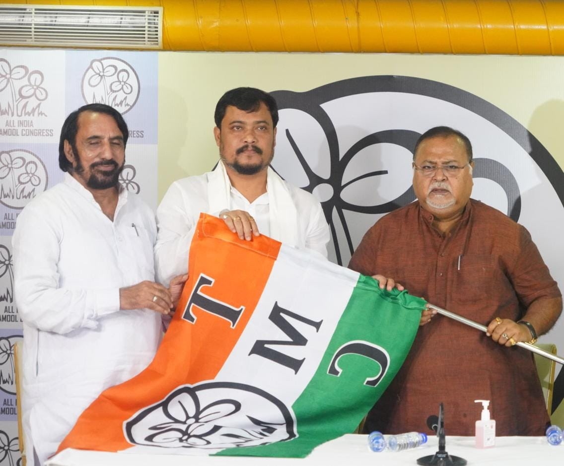 पश्चिम बंगाल में बीजेपी को एक और झटका, एक और विधायक ने थामा तृणमूल कांग्रेस का हाथ, साथ छोड़ने पर मांगी माफी