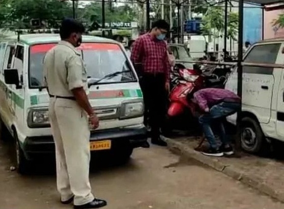 मध्य प्रदेशः डिंडोरी में स्वास्थ्य कर्मचारी को सड़क पर थूकना पड़ा मंहगा, कलेक्टर ने हाथ से ही साफ करवाया थूक