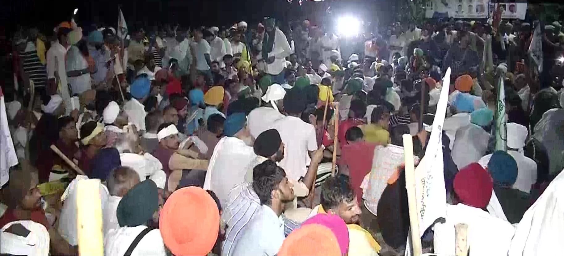करनाल महापंचायतः किसानों ने सचिवालय को घेरा, आरोपी अधिकारी पर कार्रवाई के लिए धरने पर बैठे